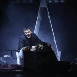 Пегий пес бегущий краем моря