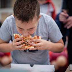 Первый Всероссийский чемпионат по скоростному поеданию пиццы